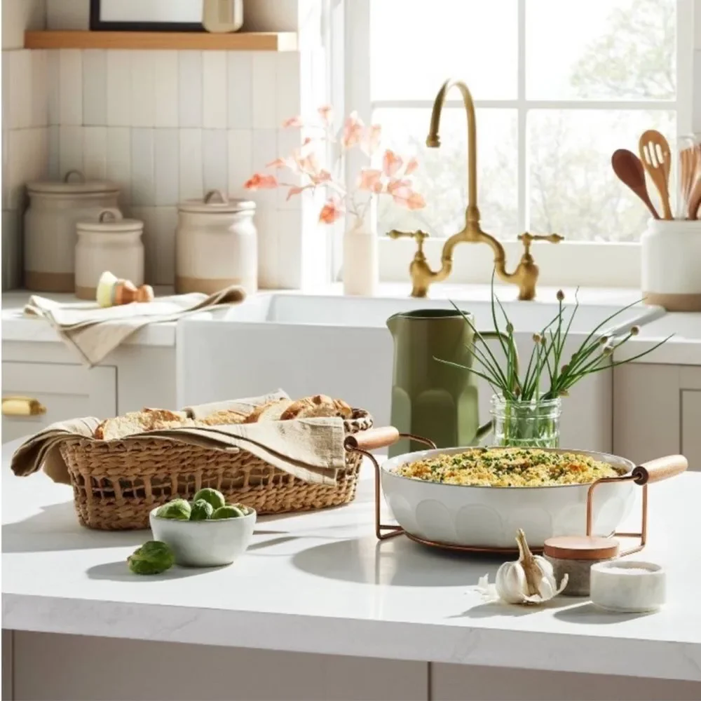 HEARTH & HAND oven to table fluted stoneware round‎ baking dish with carrier